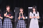 花川芽衣（中央）が演じてきた斎藤ニコルの役を引き継ぐ河瀬詩（右）。(c)22/7 PROJECT