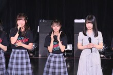 花川芽衣（中央）が演じてきた斎藤ニコルの役を引き継ぐ河瀬詩（右）。(c)22/7 PROJECT