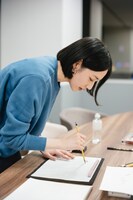 緊張した面持ちで半紙に筆を入れるのっち。