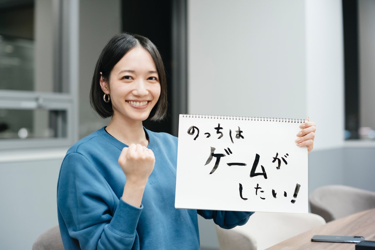 題字を掲げて気合十分なのっち。