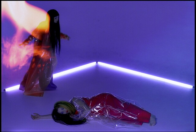 Chara+YUKI「愛の火 3つ オレンジ」ミュージックビデオのワンシーン。