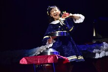 マジックでイチゴが盛られた皿を出現させる坂井仁香。