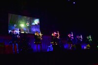 グラフィックポイのパフォーマンスを披露するときめき▽宣伝部。