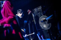 銅鑼を鳴らすサリー久保田。