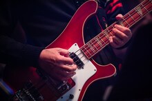 ベースを演奏するサリー久保田の手元。