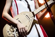 段ボール製のギターを演奏するそれいゆの手元。