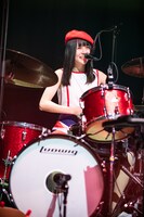 ドラムを叩くそれいゆ。