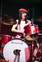 ドラムを叩くそれいゆ。