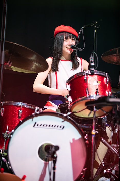 ドラムを叩くそれいゆ。