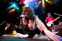 本日12月23日に東京・恵比寿ザ・ガーデンホールで行われたライブイベント「12月24日のドレスコーズ」の様子。（撮影：森好弘）