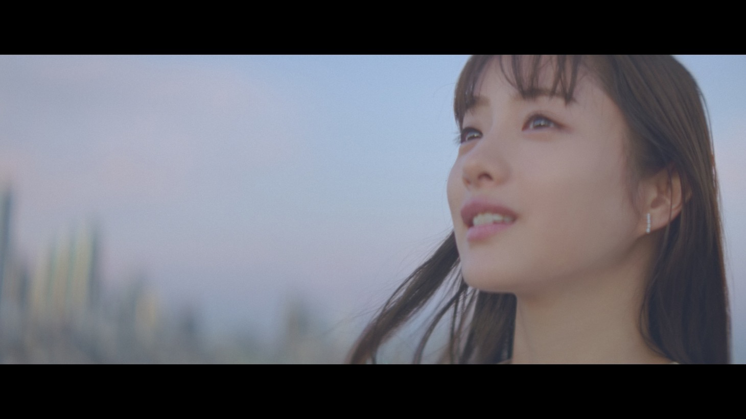 花王「フレア フレグランス」の新CM「香りと一緒に篇」より。