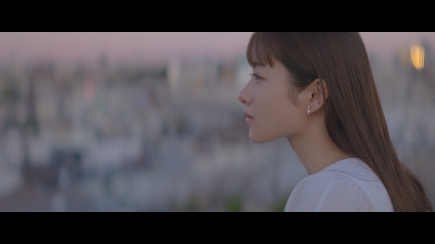 花王「フレア フレグランス」の新CM「香りと一緒に篇」より。