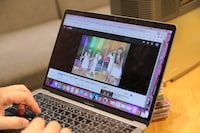 PCで楽曲を探す吉田豪。