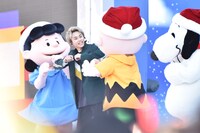 スヌーピーに見守られながらルーシー、チャーリーブラウンと一緒に踊るタクヤ。(c)2019 Peanuts