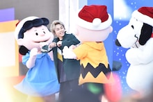 スヌーピーに見守られながらルーシー、チャーリーブラウンと一緒に踊るタクヤ。(c)2019 Peanuts