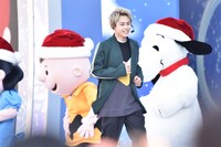 「かわいいー」と言いながらステージ中央に戻ってくるタクヤ。(c)2019 Peanuts