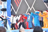 セサミストリート、ピーナッツの仲間たちと「バッタマン」を踊る超特急。(c)2019 Peanuts (c)2019 Sesame Workshop