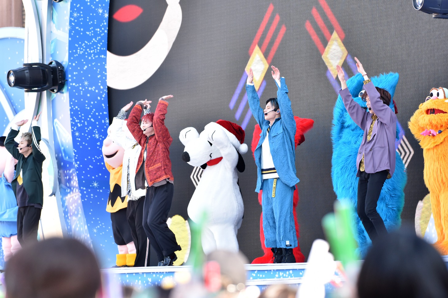 セサミストリート、ピーナッツの仲間たちと「バッタマン」を踊る超特急。(c)2019 Peanuts (c)2019 Sesame Workshop