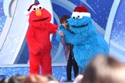 エルモとクッキーモンスターに挟まれるリョウガ。(c)2019 Sesame Workshop