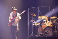 左からIKUO（B）、yuji yono（Dr）。（Photo by Daisuke Ishizaka）