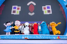 超特急とユニバーサル・スタジオ・ジャパンの仲間たち。（撮影：米山三郎）(c)2019 Sesame Workshop (c)2019 Peanuts