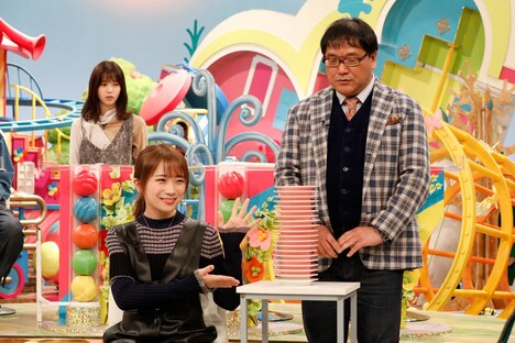 左から西野七瀬、秋元真夏、カンニング竹山。(c)フジテレビ