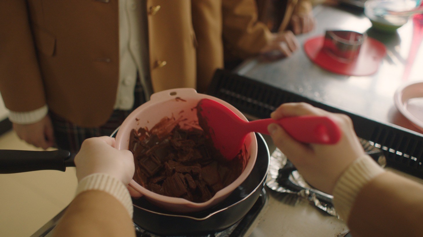 PiXMiX「チョコレート・リグレット」ミュージックビデオのワンシーン。