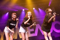 左から志田友美、荻野可鈴、山下彩耶。