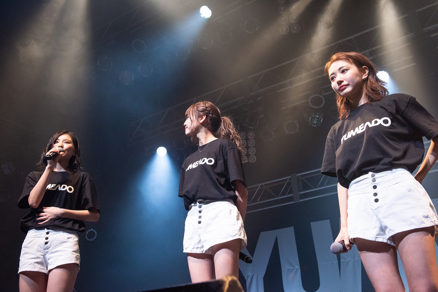 夢アドとして最後の挨拶をする小林れい、志田友美、荻野可鈴（左から）。