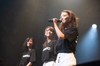 左から小林れい、志田友美、荻野可鈴。