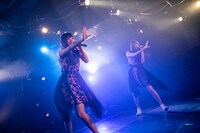 2人でステージに立つ山下彩耶（左）と山口はのん（右）。