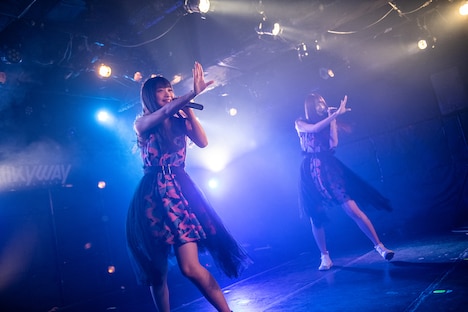 2人でステージに立つ山下彩耶（左）と山口はのん（右）。