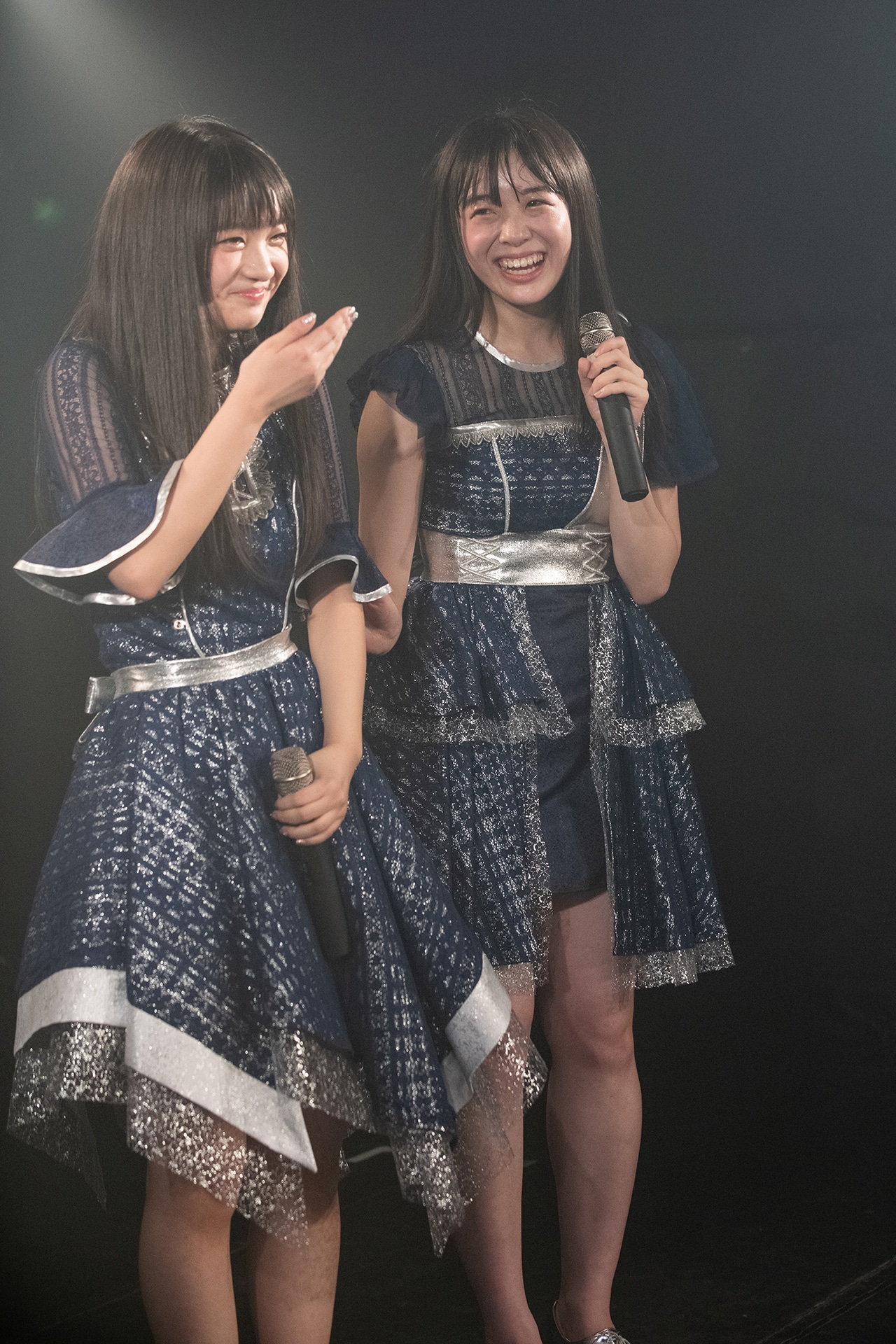 最年少の白川蘭珠（右）に対しお姉さん感を出す山下彩耶（左）。