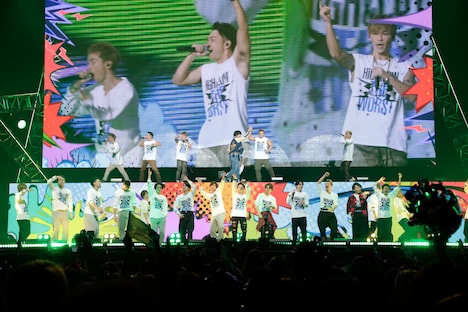 「JUMP AROUND∞」を披露するDOBERMAN INFINITY、THE RAMPAGE from EXILE TRIBE、キャストたち。