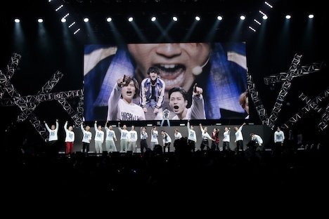 山田裕貴の「行くぞ、てめえら！」の声に続いて声を上げるキャストたち。