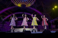 「ももいろクリスマス 2019 ～冬空のミラーボール～」の様子。（Photo by HAJIME KAMIIISAKA＋Z）