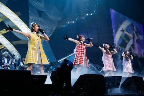 「ももいろクリスマス 2019 ~冬空のミラーボール~」の様子。(Photo by HAJIME KAMIIISAKA+Z)