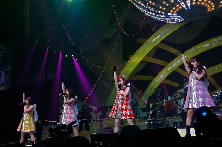 「ももいろクリスマス 2019 ～冬空のミラーボール～」の様子。（Photo by HAJIME KAMIIISAKA＋Z）