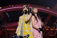 左から玉井詩織、佐々木彩夏。（Photo by HAJIME KAMIIISAKA＋Z）