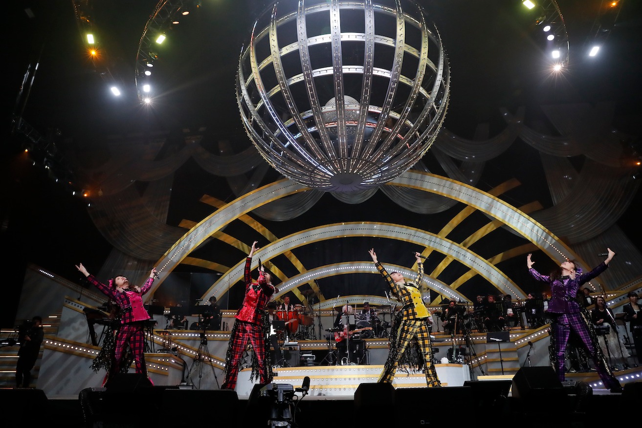 「ももいろクリスマス 2019 ～冬空のミラーボール～」の様子。（Photo by HAJIME KAMIIISAKA＋Z）