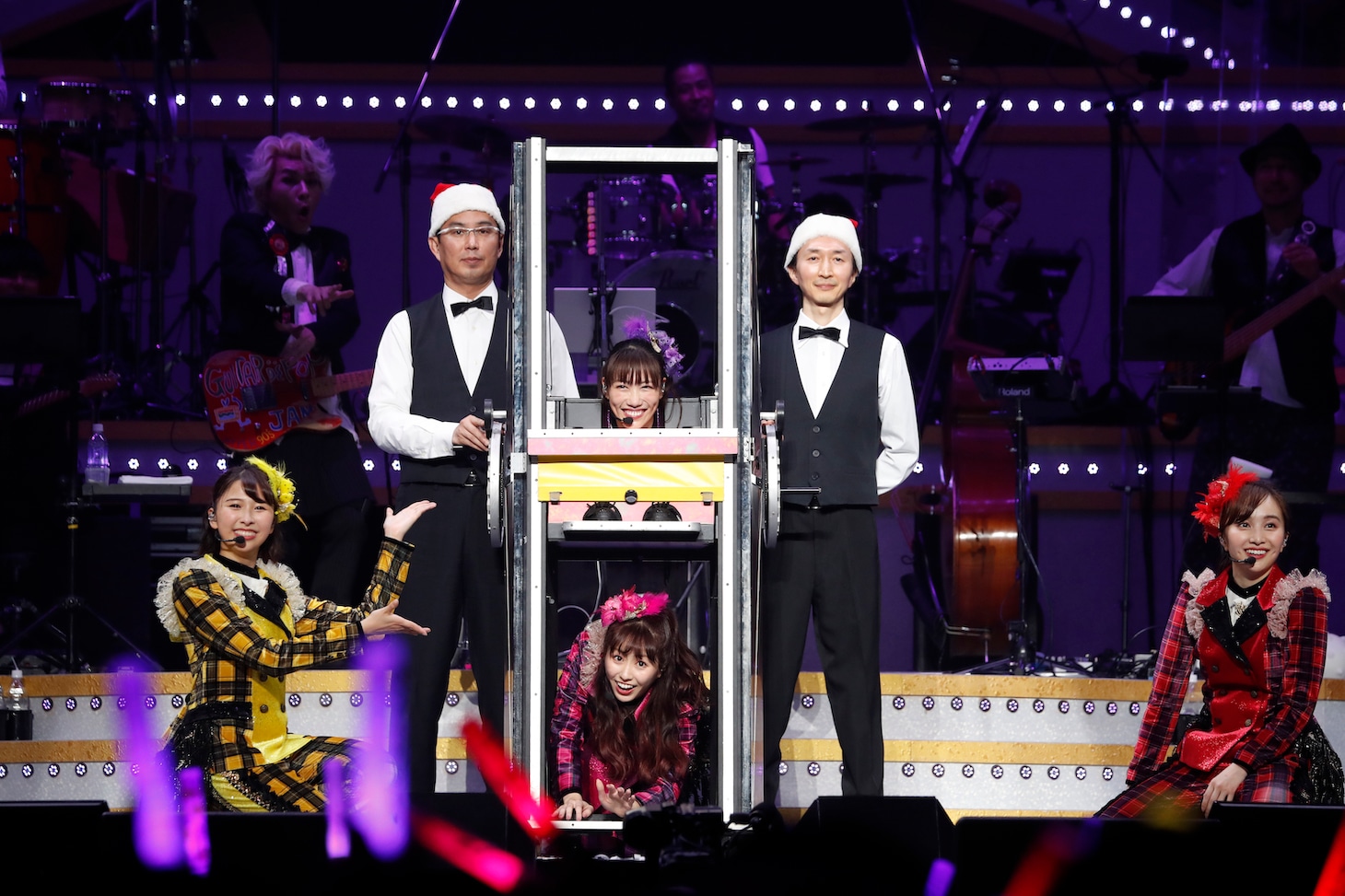 「ももクリ」恒例のマジックショーの様子。（Photo by HAJIME KAMIIISAKA＋Z）