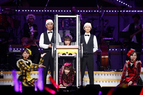 「ももクリ」恒例のマジックショーの様子。(Photo by HAJIME KAMIIISAKA+Z)