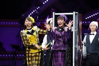 「ももクリ」恒例のマジックショーの様子。（Photo by HAJIME KAMIIISAKA＋Z）