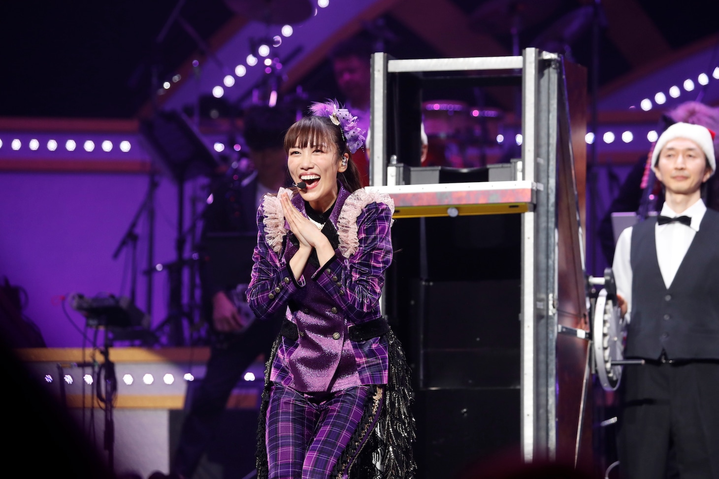 「ももクリ」恒例のマジックショーを披露した高城れに。（Photo by HAJIME KAMIIISAKA＋Z）