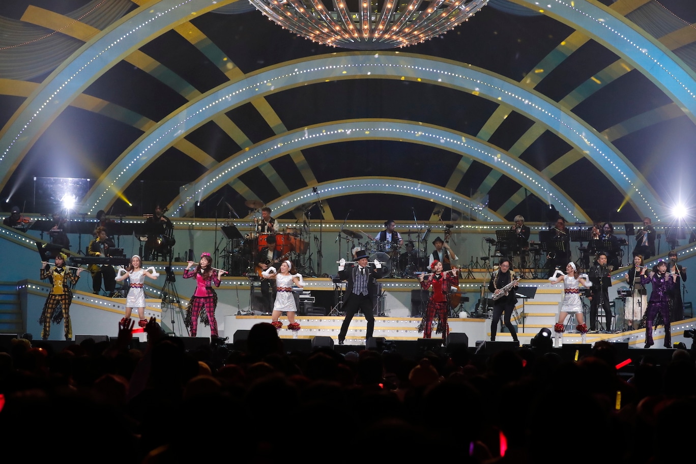 「ももいろクリスマス 2019 ～冬空のミラーボール～」の様子。（Photo by HAJIME KAMIIISAKA＋Z）