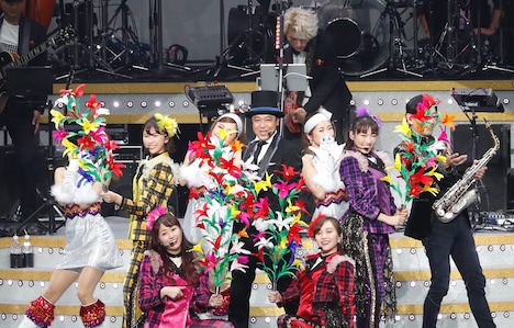 「ももいろクリスマス 2019 ~冬空のミラーボール~」の様子。(Photo by HAJIME KAMIIISAKA+Z)