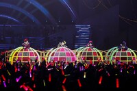 「ももいろクリスマス 2019 ～冬空のミラーボール～」の様子。（Photo by HAJIME KAMIIISAKA＋Z）