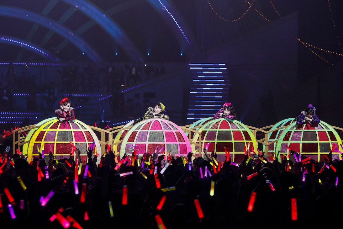 「ももいろクリスマス 2019 ～冬空のミラーボール～」の様子。（Photo by HAJIME KAMIIISAKA＋Z）