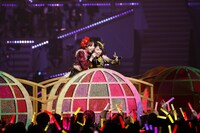 左から百田夏菜子、玉井詩織。（Photo by HAJIME KAMIIISAKA＋Z）