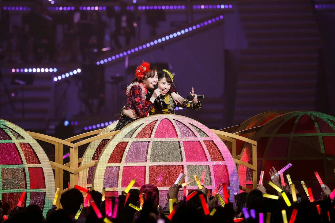 左から百田夏菜子、玉井詩織。（Photo by HAJIME KAMIIISAKA＋Z）